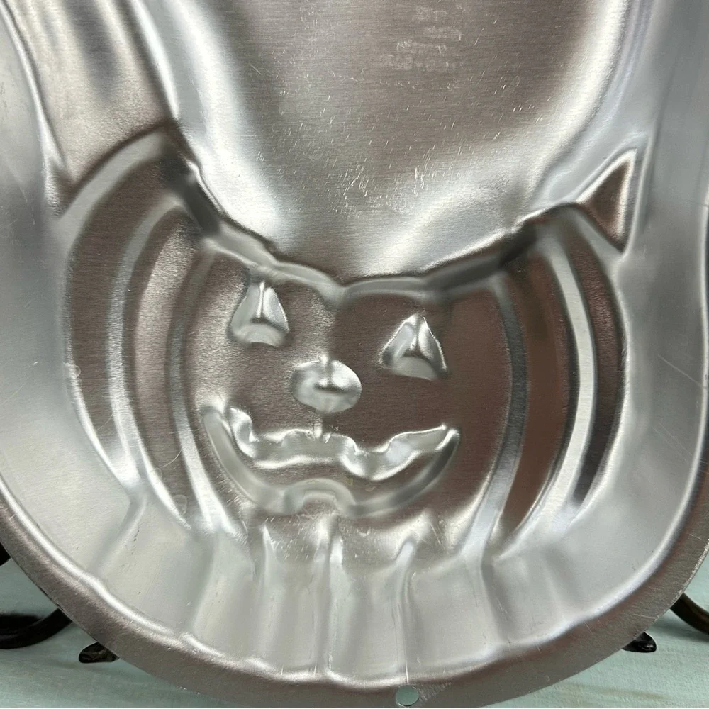 WILTON Ghost Pumpkin Halloween decorative aluminum cake pan
